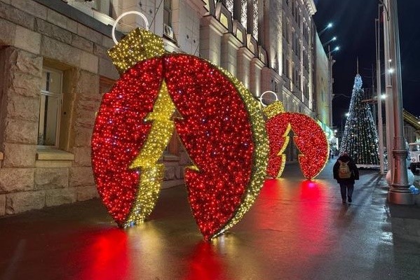 Шары-арки: в центре Харькова появилась новая новогодняя инсталляция