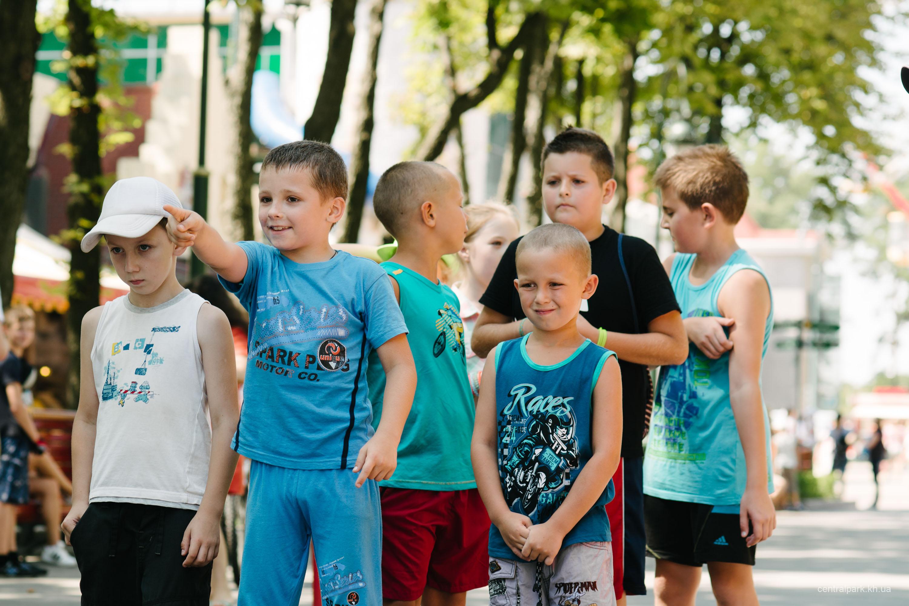 Парк каникулы. Детские лагеря в Харьковской области. Детский лагерь ХТЗ Харьков. Спортивные каникулы парк Горького. Кап лагерь.